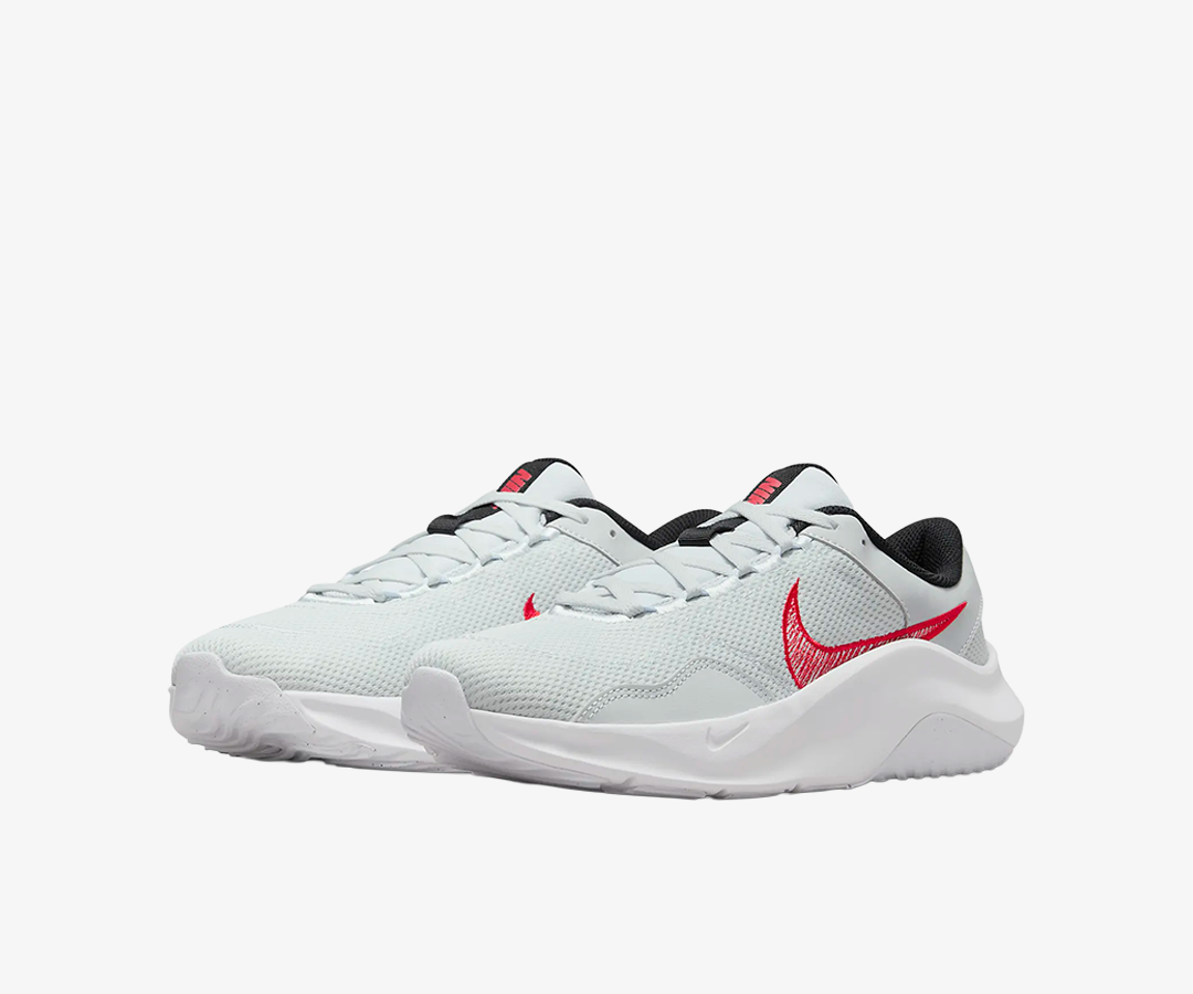 NIKE | LEGEND ESSENTIAL 3