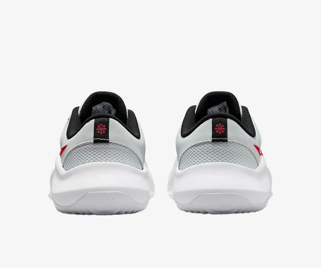 NIKE | LEGEND ESSENTIAL 3