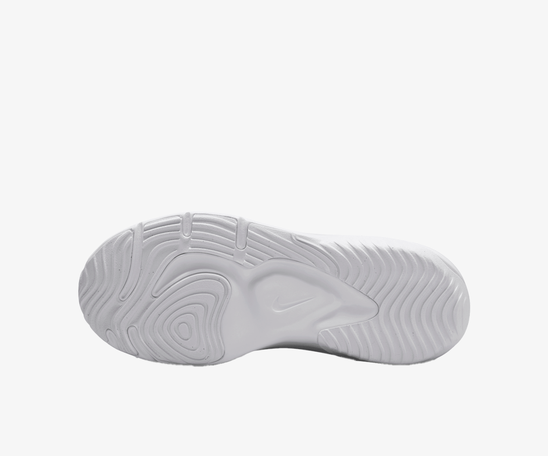NIKE | LEGEND ESSENTIAL 3